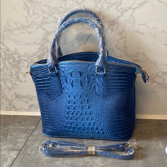 Elegant Blue Crocodile-Embossed Crossbody Bag - Picture 1 of 7